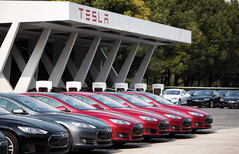 To go with AFP story China-auto-show-environment-Tesla,FOCUS by Bill Savadove This picture taken on March 17, 2015 shows Tesla Model S vehicles parked outside a car dealership in Shanghai. Serial entrepreneur Elon Musk has launched spacecraft into orbit, but popularising his Tesla electric cars in China is proving to be tougher than rocket science. AFP PHOTO / JOHANNES EISELE (Photo credit should read JOHANNES EISELE/AFP/Getty Images)